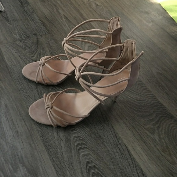 Tan strapy pumps - Picture 4 of 4